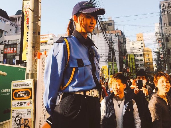  還以為是 Cosplay！值勤中的正牌「警備員」女孩　太可愛引起男性圍拍！