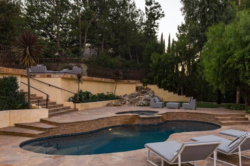 才 19 歲就買豪宅了！帶你走進超殺女的豪宅