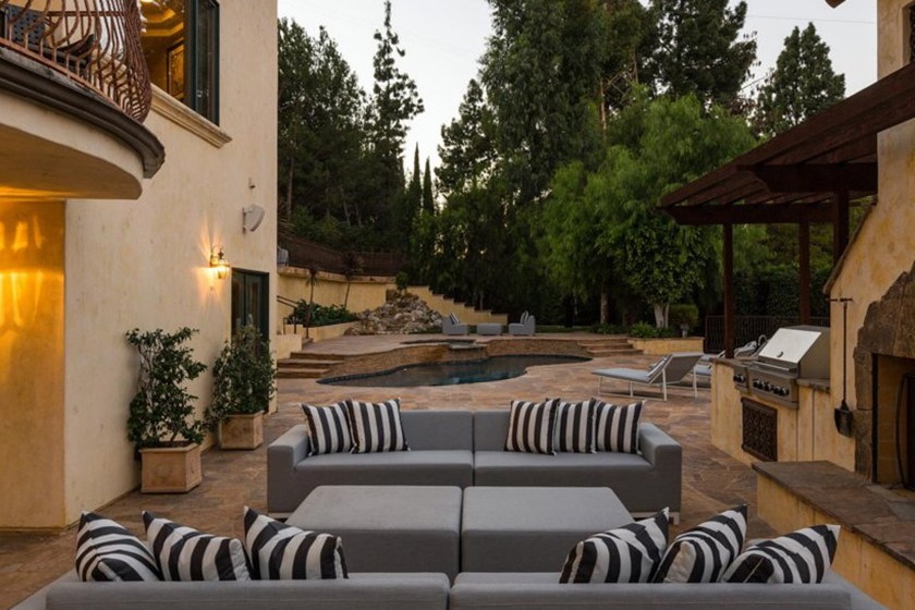 才 19 歲就買豪宅了！帶你走進超殺女的豪宅