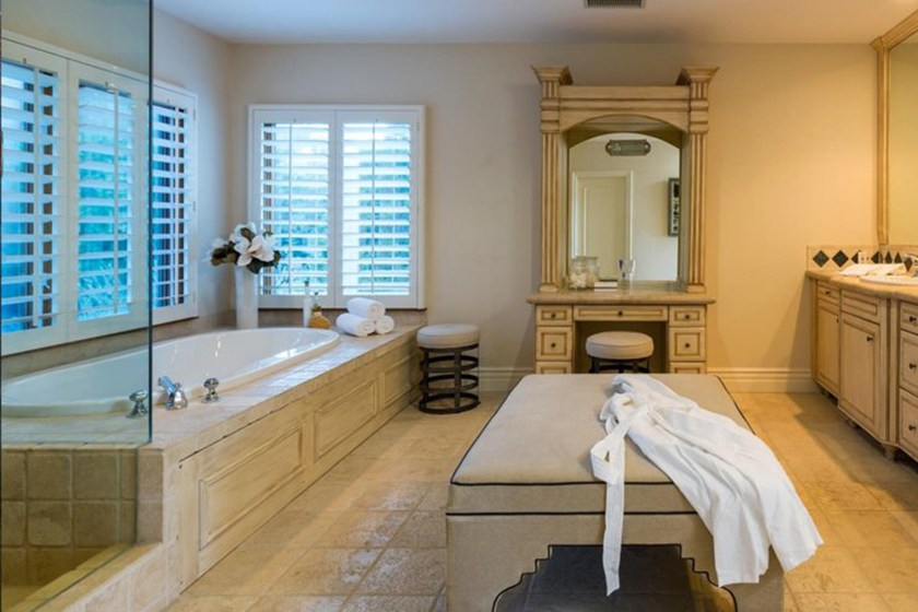 才 19 歲就買豪宅了！帶你走進超殺女的豪宅