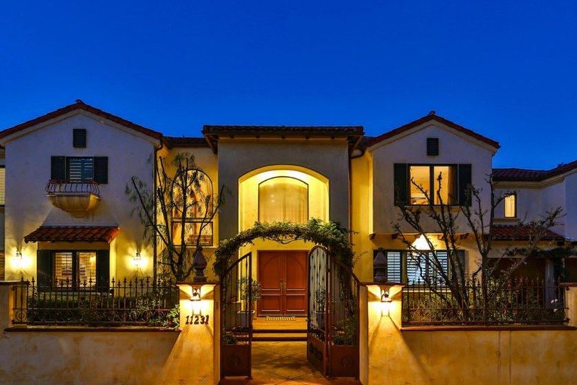 才 19 歲就買豪宅了！帶你走進超殺女的豪宅