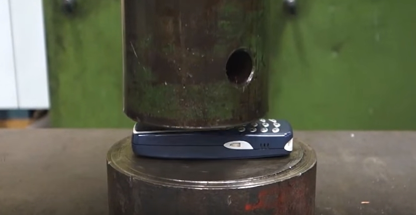 液壓機對上最強手機 Nokia 3310 最後結果居然....