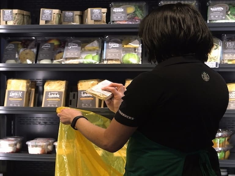 為了幫助食物短缺的家庭，星巴克開啟了FoodShare 計劃