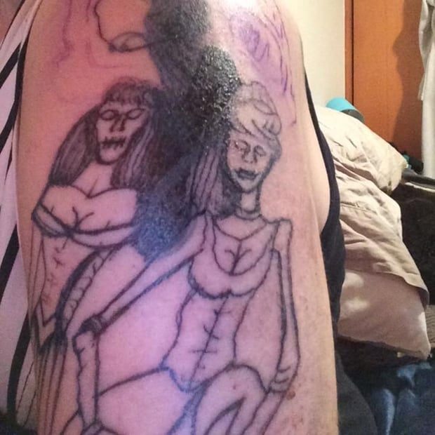 她花 1.3 萬在手上刺灰姑娘　竟慘變成「喪屍公主」風