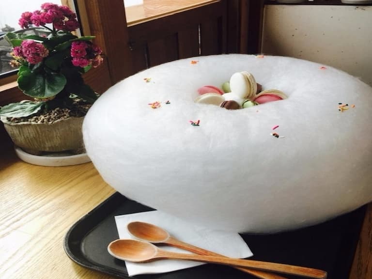 甜點控必看！當馬卡龍陷進大型棉花糖冰淇淋裡...
