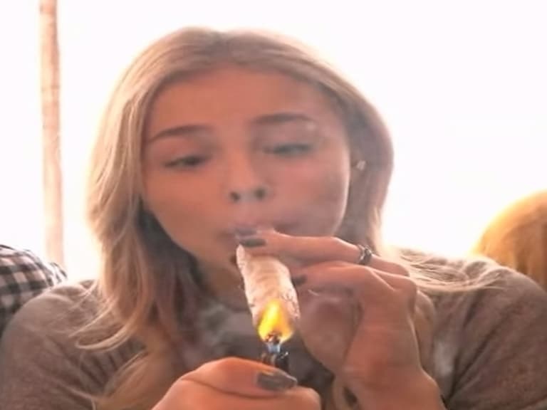 超殺女呼麻飆髒話樣樣來 《惡鄰纏身 2 》限制級預告登場!