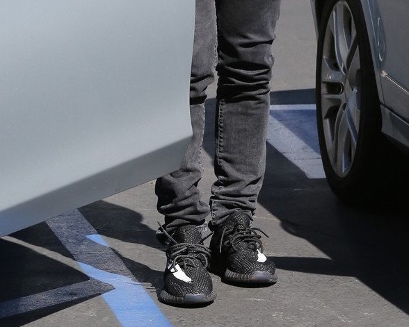意外的巧合?! Yeezy Boost 350 與 Nike Big Swoosh 鞋款比一比