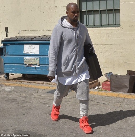 意外的巧合?! Yeezy Boost 350 與 Nike Big Swoosh 鞋款比一比