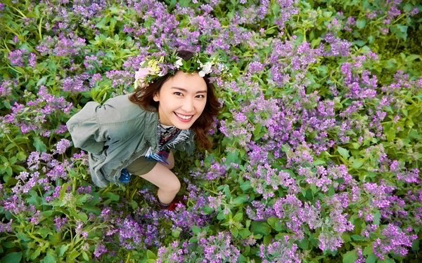 新垣結衣在花海中拍攝廣告 美到讓網友融化!