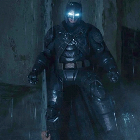 《蝙蝠俠對超人：正義曙光》特效前後比一比　原來裝甲裝的蝙蝠俠...