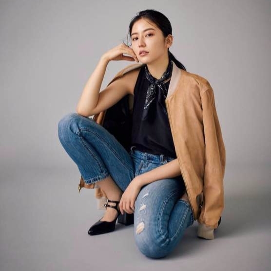 長澤雅美拍攝牛仔褲平面廣告　帥氣展現身高 168 公分的修長美腿！