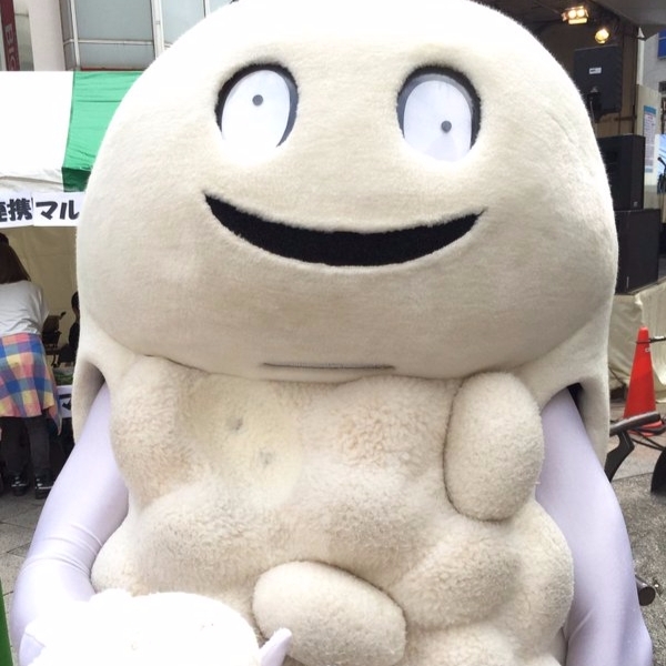 日本街頭出現超恐怖「飯糰」吉祥物　當你靠近時它還會做出...