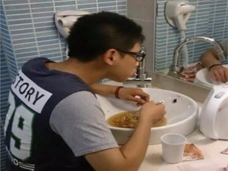 台灣學生想吃泡麵沒有碗 最後居然這樣吃...