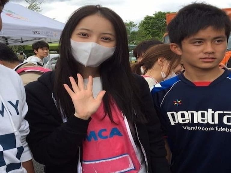 佐佐木希前往熊本災區超親民　露出「絕美素顏」大方合照！