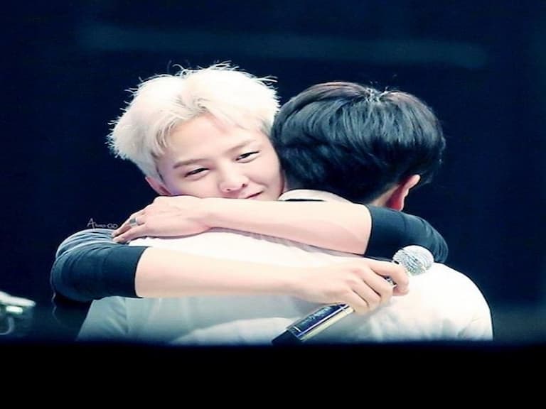 G-Dragon 日本見面會狂送福利　主動熊抱粉絲引起全場尖叫！