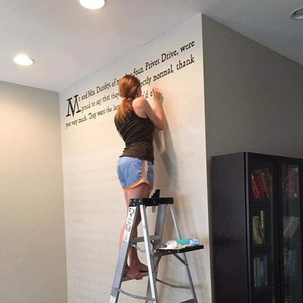 狂！死忠粉絲把《哈利波特》第一頁漆在家中牆壁...