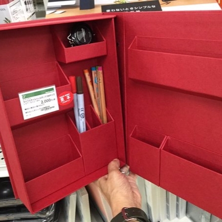 日本商家推出「桌上文具收納盒」　絕讚設計概念引發討論！