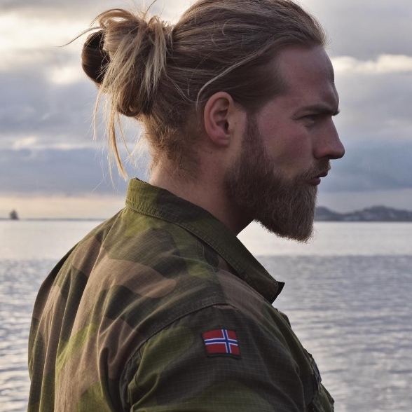 挪威海軍軍官帥過頭　健美肌肉搭配包頭迷倒萬千網友！