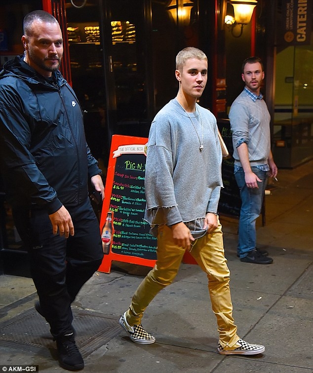 小賈斯汀將阿根廷國旗丟出車窗外 15 歲小粉絲傷心問:Why?