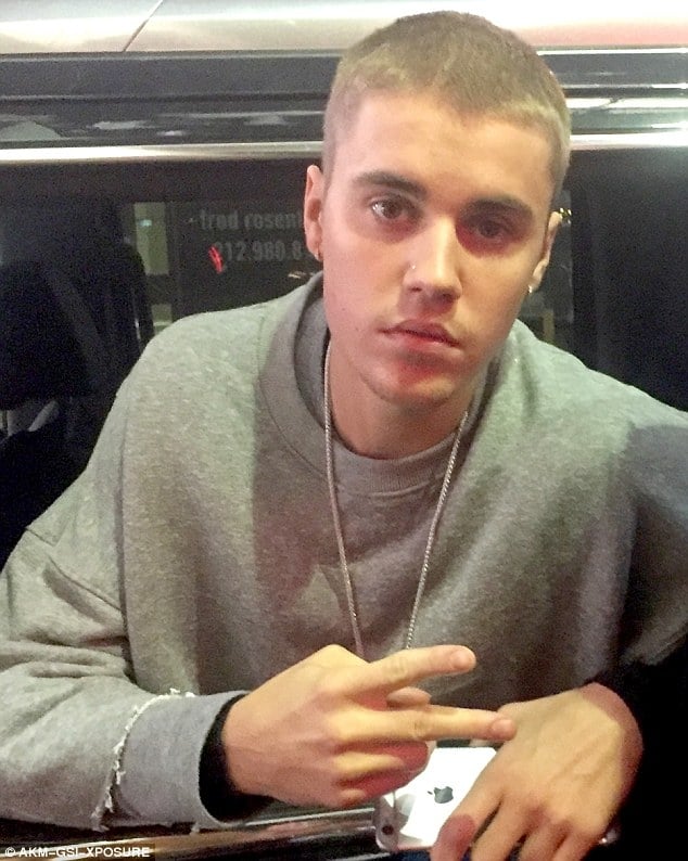 小賈斯汀將阿根廷國旗丟出車窗外 15 歲小粉絲傷心問:Why?