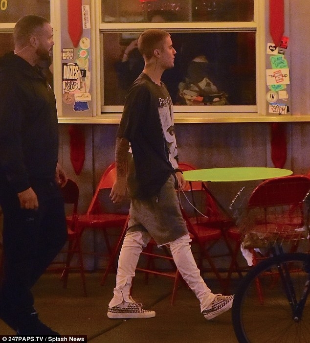 小賈斯汀將阿根廷國旗丟出車窗外 15 歲小粉絲傷心問:Why?