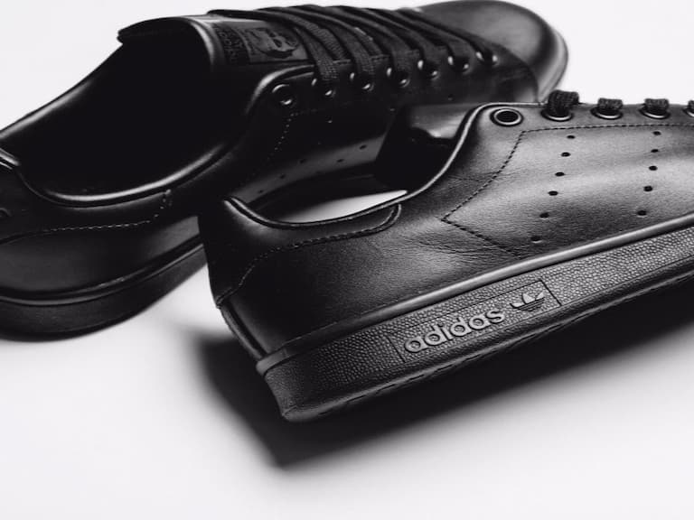 adidas Stan Smith 全黑版本終於登場　「Triple Black」的純色魅力！