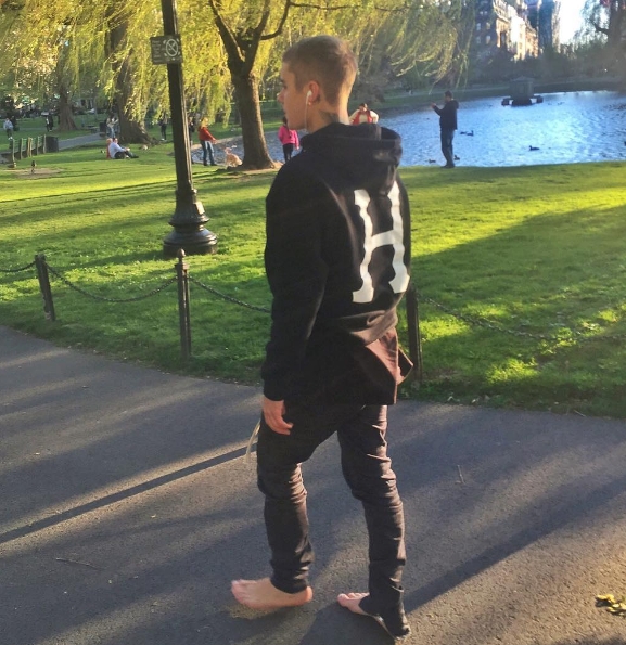 小賈斯汀宣告：再也不跟路上粉絲合照　我並沒有欠你們！