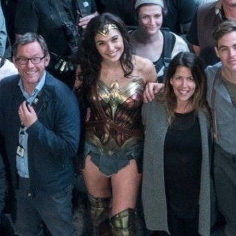 蓋兒賈多特宣告《神力女超人》電影拍攝完成　開心與工作人員拍殺青照！