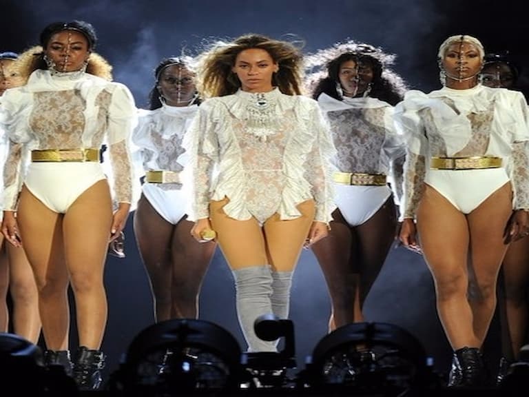 碧昂絲演唱會上歌迷高舉「原諒 JAY Z！」　尷尬情況笑翻網友！