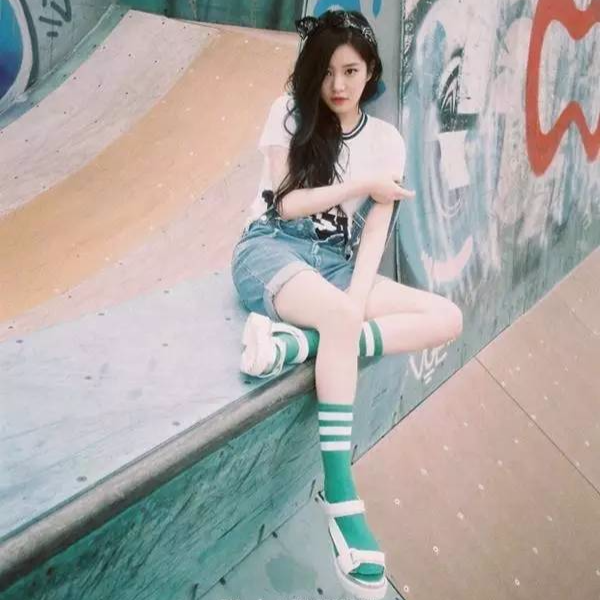 鞋櫃永遠只有球鞋？韓星示範夏日必備涼鞋