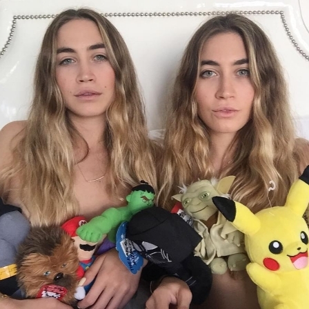 超強賺錢術？這一對雙胞胎姊妹裸體跟娃娃睡覺　一隻玩偶超過一萬元售出！