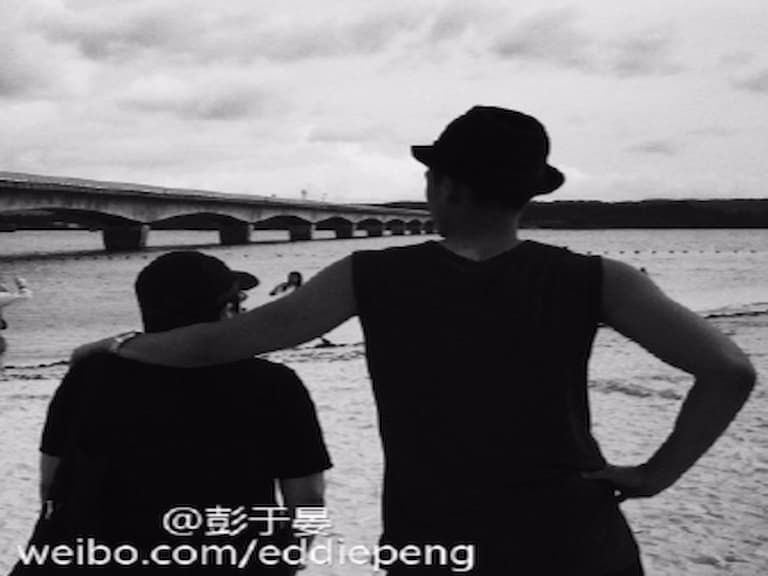 一張照片閃瞎網友！彭于晏牽「神秘女子」出遊照大曝光！