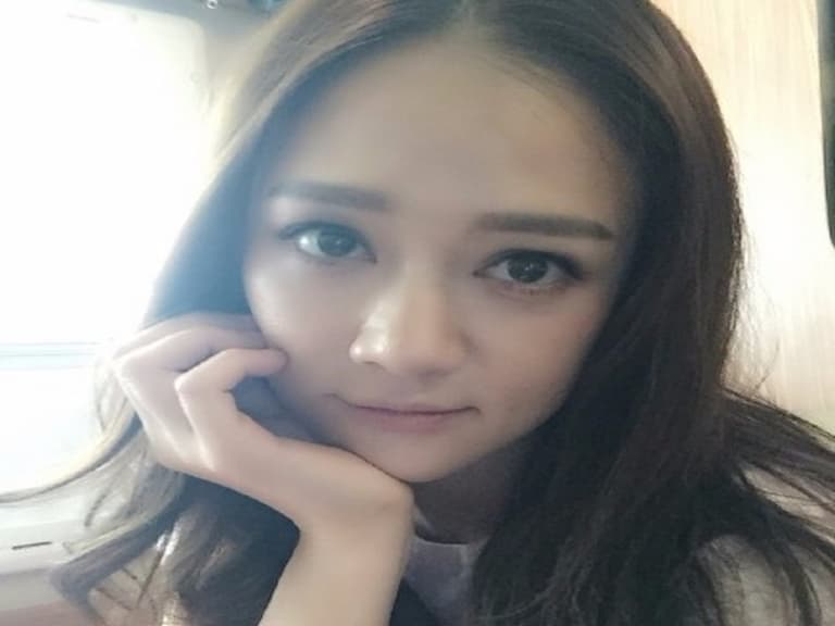 陳喬恩「緊身白 T 」賣萌道晚安　驚人上圍令網友直喊「超養眼」！
