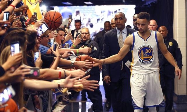 Curry 爆氣率勇士逆轉!揭露兩屆 MVP 對小球迷暖心舉動
