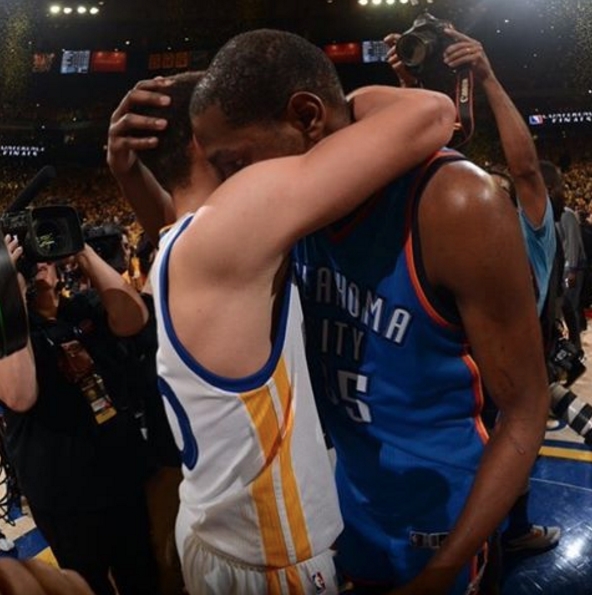 Curry 爆氣率勇士逆轉!揭露兩屆 MVP 對小球迷暖心舉動