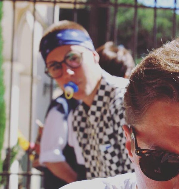 新潮流趨勢？小賈斯汀「吸奶嘴」到處趴趴走　背後原因居然是...