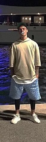 新潮流趨勢？小賈斯汀「吸奶嘴」到處趴趴走　背後原因居然是...