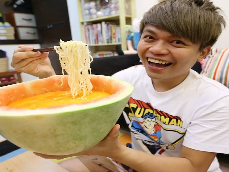 【消暑特輯】蔡阿嘎西瓜泡麵新吃法　消暑就靠這一味？！