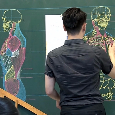 台灣男老師在黑板上繪製「人體骨骼」圖　強大到連國外網友都驚呆了！