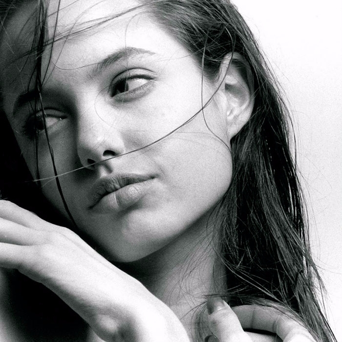 裘莉在15歲所拍攝的一系列照片？跟現在相比完全一模一樣根本沒變！