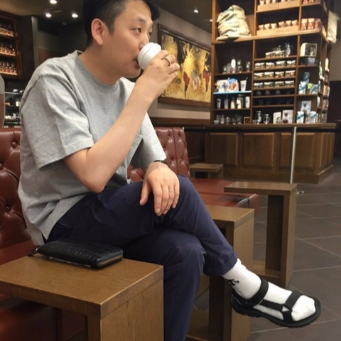 街頭爆流行「涼鞋配白襪」穿搭　日本網友討論：這真的好看嗎？