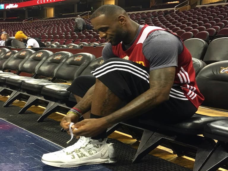 詹皇再穿上 Nike Zoom LeBron 3 為 G3 生死之戰進行練習!