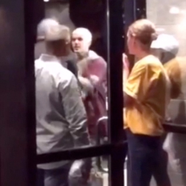 小賈斯汀與壯漢發生鬥毆　被打倒在地撞窗畫面驚人！