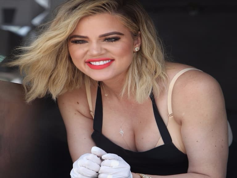 Khloe Kardashian 放送低胸賣冰淇淋 清晰近照被網友吐槽:口味太重!