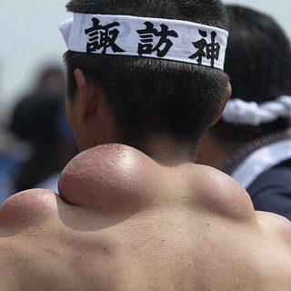 日本祭典抬起「神輿」男人的肩膀　腫脹程度真的讓網友驚呆了！
