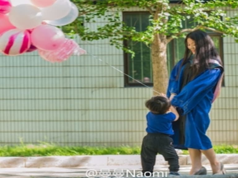 人妻「帶娃畢業照」上萬人瘋傳　網友激推：最美人妻就是她