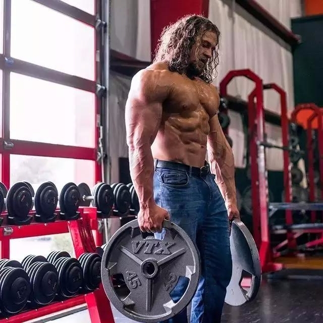 身高 180 的瘦子成「肌肉棒子」　訓練方式讓網友看傻眼！