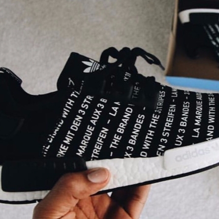 NMD 全新式樣流出！寫著滿滿的 ＿＿＿ 字母要你不注意也難