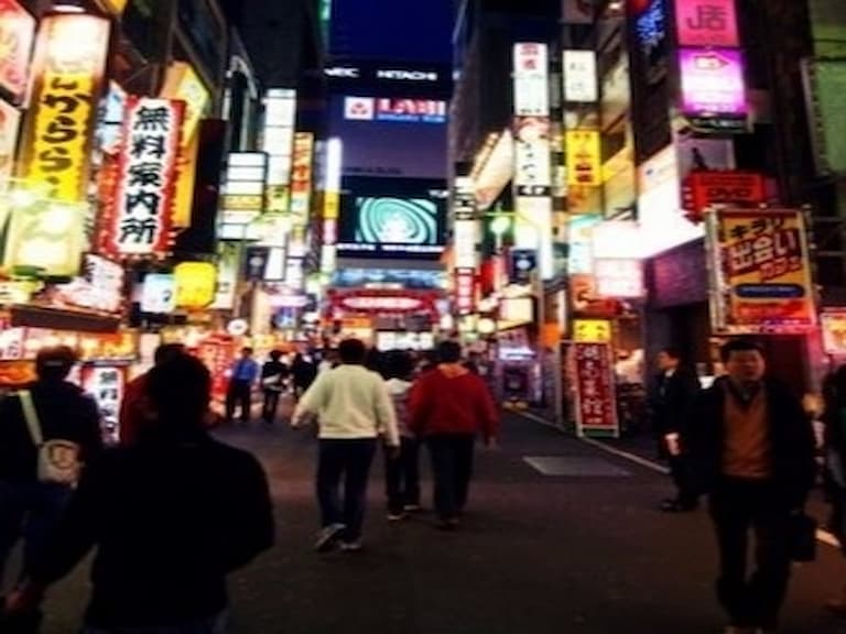 日本猛男辣妹餐廳拒絕胖子顧客，收費還不低！