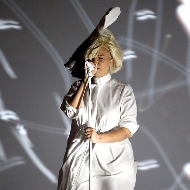 尷尬了！Sia 歌還沒有唱完　假髮整個被吹翻超狼狽！